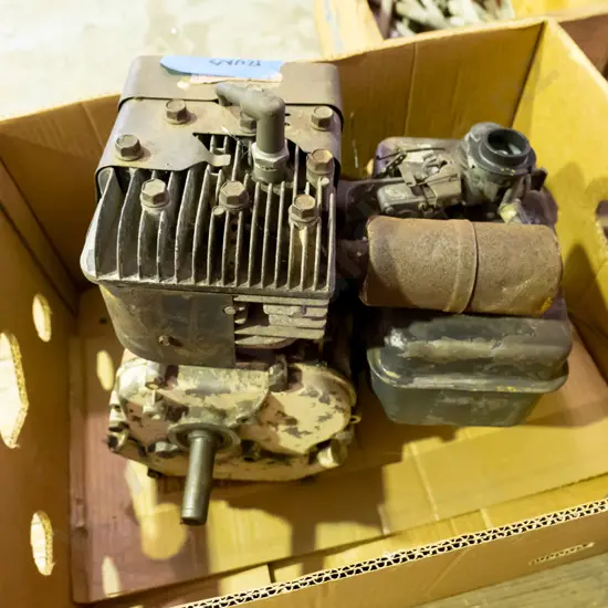 Briggs and Stratton 4 stroke motor - working, needs bolt for air filter