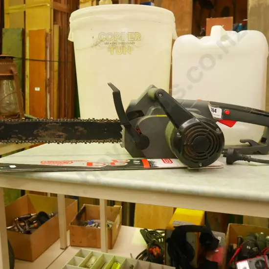 Ozito electric chainsaw with additional chainsaw bar 