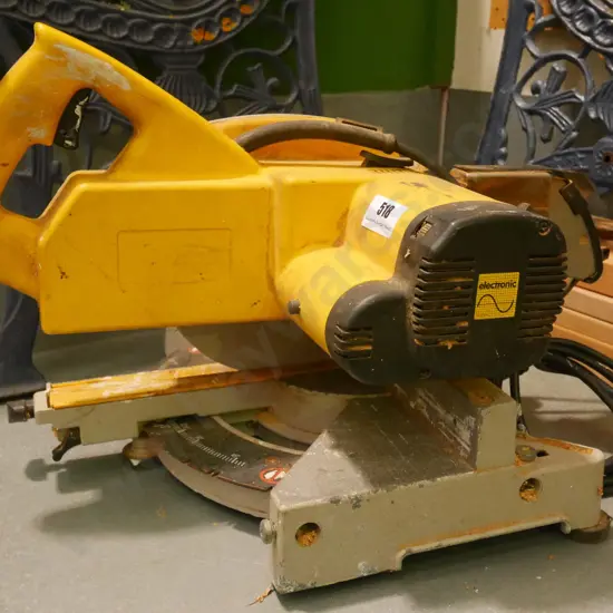 DeWaalt compound mitre saw