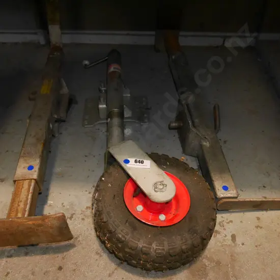 2x trailer stands, jockey wheel - blue dots