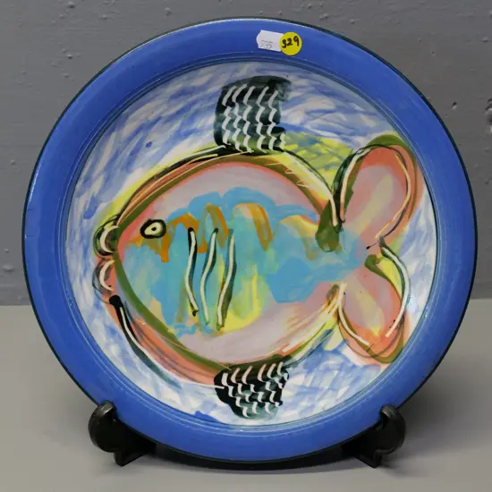 hand painted studio pottery fish plate signed P Henderson, Dunedin D-300