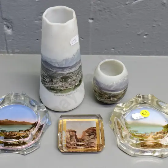 Queenstown souvenir ware - 2 frosted glass vases, 2 ashtrays, Skipper's Canyon paperweight - tallest vase H-150