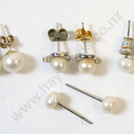 4 pairs of pearl stud earrings
