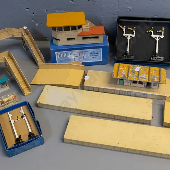 assorted model railway items - Hornby Dublo boxed alloy signal cabin, signals, overbridges, station platforms, etc.