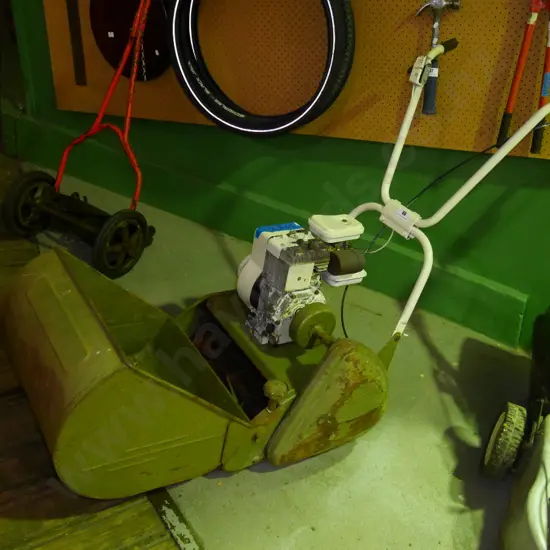 reel mower with Briggs & Stratton mower