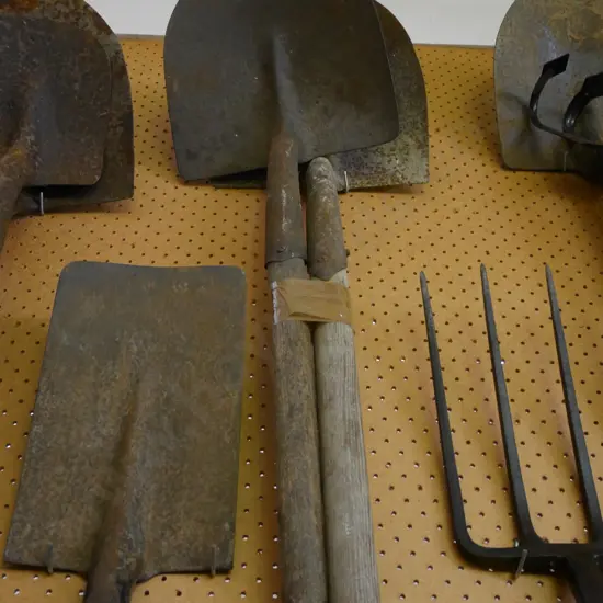 2x rusty shovels