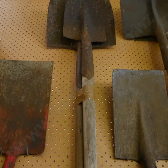 2x rusty shovels