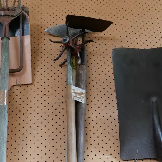 2x garden hoes, cultivator