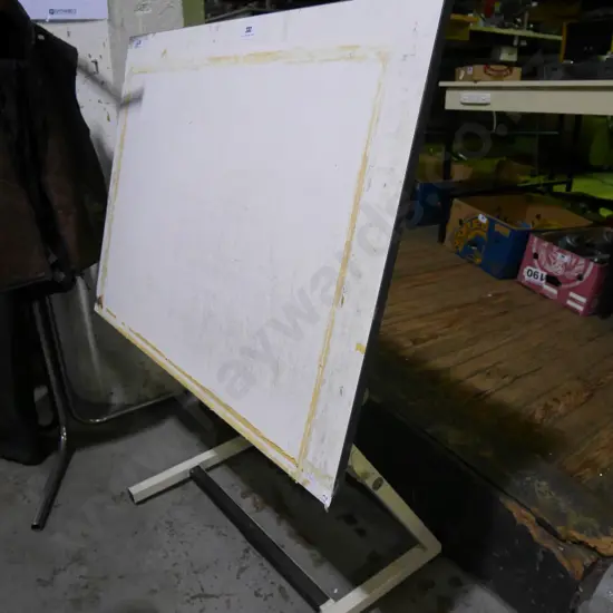 adjustable draughting table