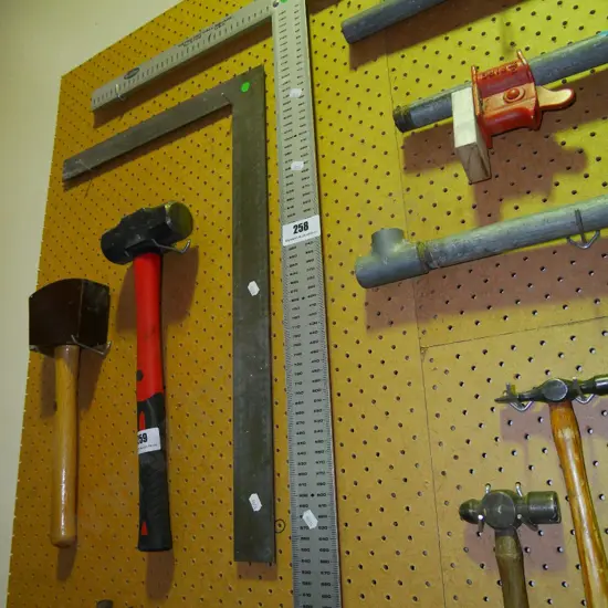 builder's level, dry wall square