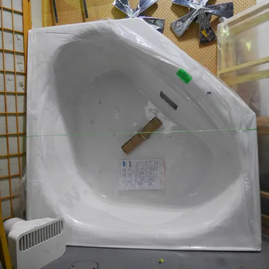 Englefield corner bath tub with wooden framing