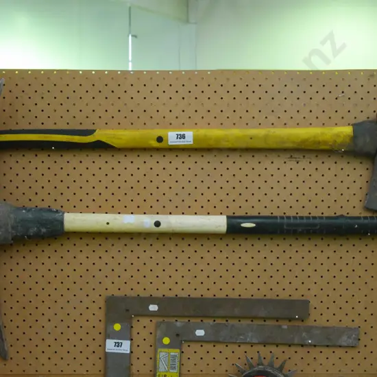 pick axe, axe - black dots