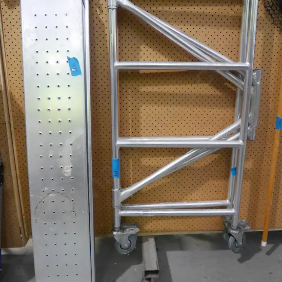small collapsable scaffold stand, 2 short planks Each L-1260 -yellow dots