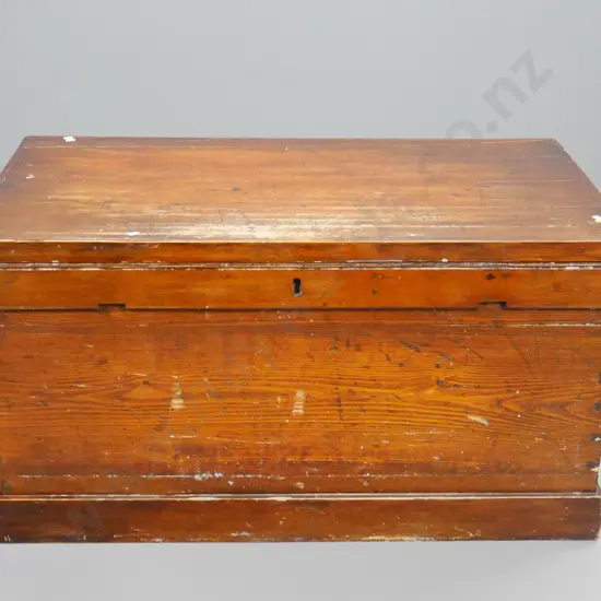 vintage cedar chest with metal handles, key escutcheons, no key - splitting, chips & polish wear H520 W1020 D580