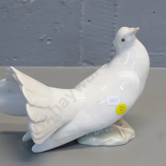 Lladro dove figurine - marks hard to read H-140 L-170