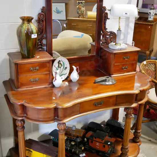 Victorian mahogany dressing table w/carved mirror brackets, column legs, polish needs attention H1610 W1220 D560