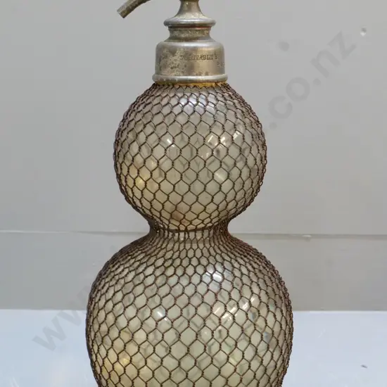vintage soda syphon in metal mesh - Veritable Seltzogene - D. Fevre Paris - some corrosion H-490
