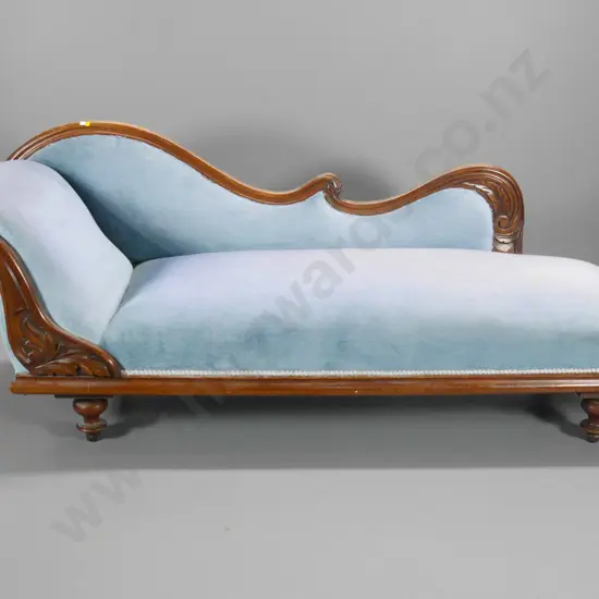 Victorian carved frame chaise longue w/blue velvet - trim missing / loose, polish needs work H790 L1900 D620