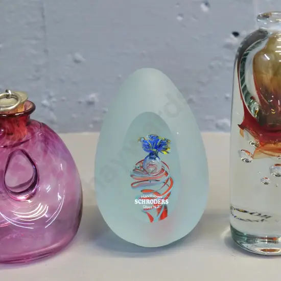 3  New Zealand art glass items - Hoglund stoppered bottle, heavy vase H-140, Schroders ornament