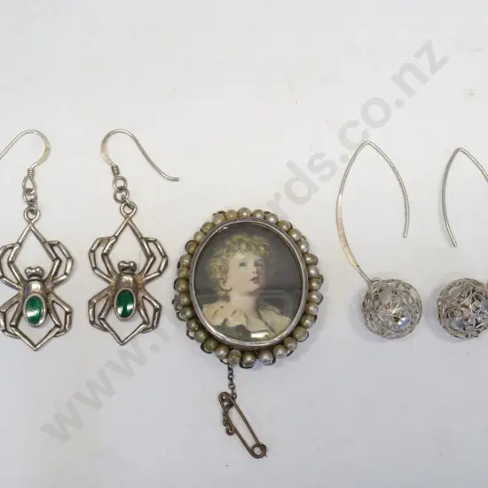 2 pairs of earings both stamped 925 & blue boy brooch stamped stgsil