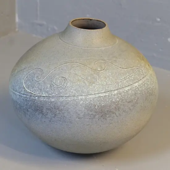 Barry and Diane Woods Golden Bay studio pottery vase H-250 D-270