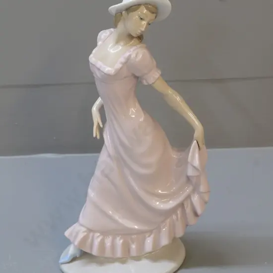 Nao figurine of a woman H-300