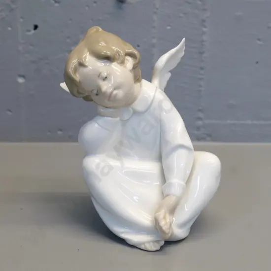 Lladro sitting angel figure H-160