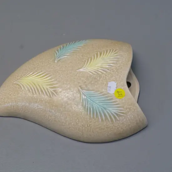 Sylvac wall pocket vase - pastel feather design, marked No. 2386 - H-200 W-170
