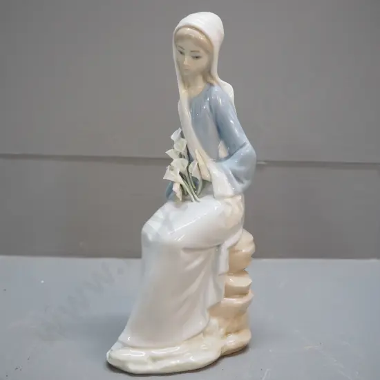Lladro figurine - sitting woman with lilies H-250