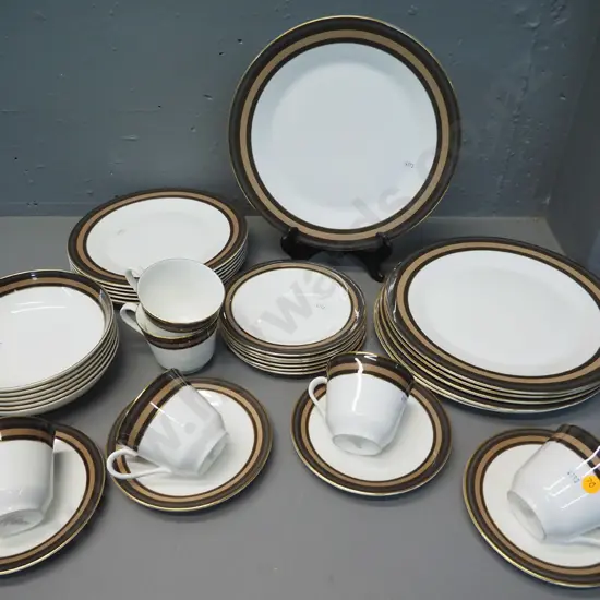 Royal Doulton 'Cadenza' dinner set - 6 place, missing 2 saucers