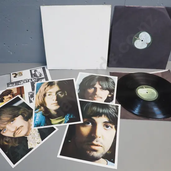 The Beatles - White Album - New Zealand pressing with original poster and 4 photos - some scratches to disc 1