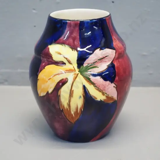 Tunstall autumn leaves pattern vase H-150 D-120