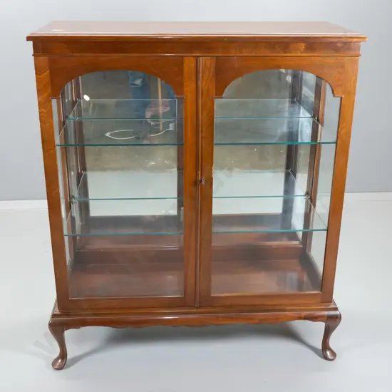 mahogany reproduction cab-leg 2-door display cabinet w/2 adjustable glass shelves H-1110 W-940 D-360