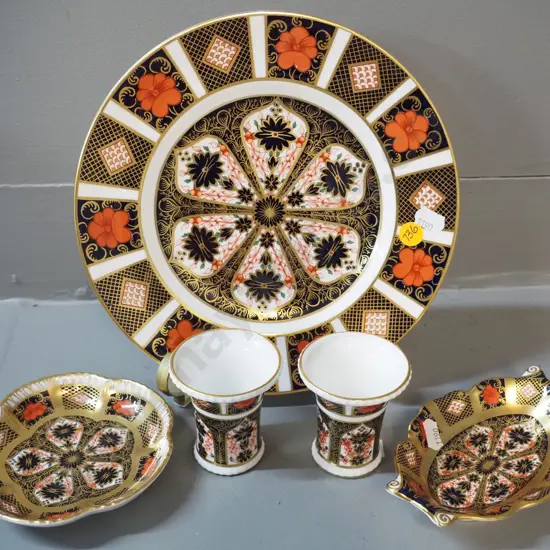 5 pieces Royal Crown Derby 'Derby' pattern china - largest plate is D-220