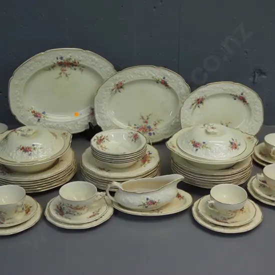 Crown Ducal Florentine 'Marie' dinner set - 6 place w/3 ashetts, 2 lidded veges, gravy etc.