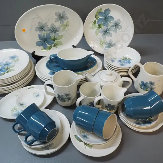 Crown Lynn 'Sapphire' dinner set with extras - including 4 jugs and teapot - note only 5 steak plates