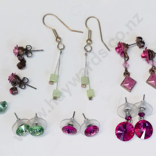 7 pairs of asstd earrings