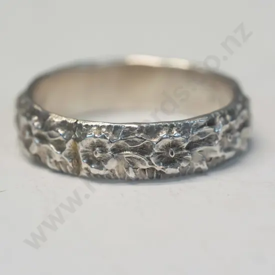 silver ring with flower engraving stamped 925