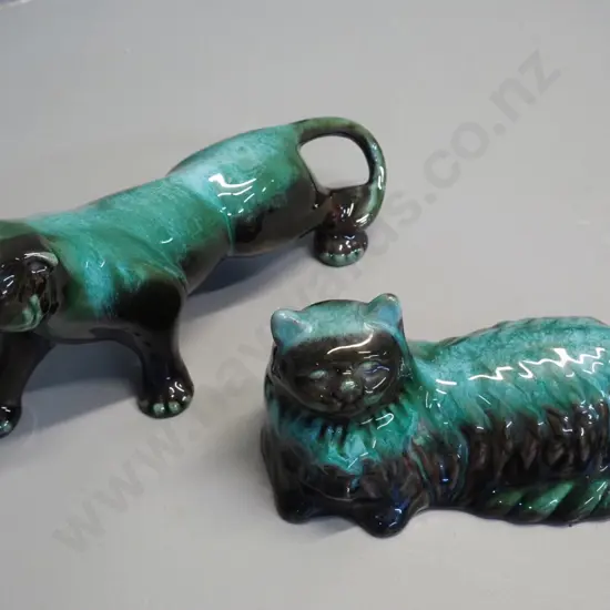 2 Blue Mountain pottery figures - resting cat and a mountain lion H-150 L-290